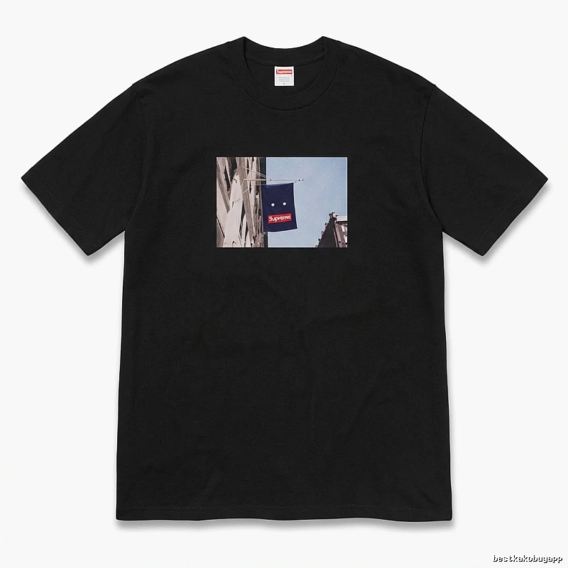 Supreme street scene style black T-shirt