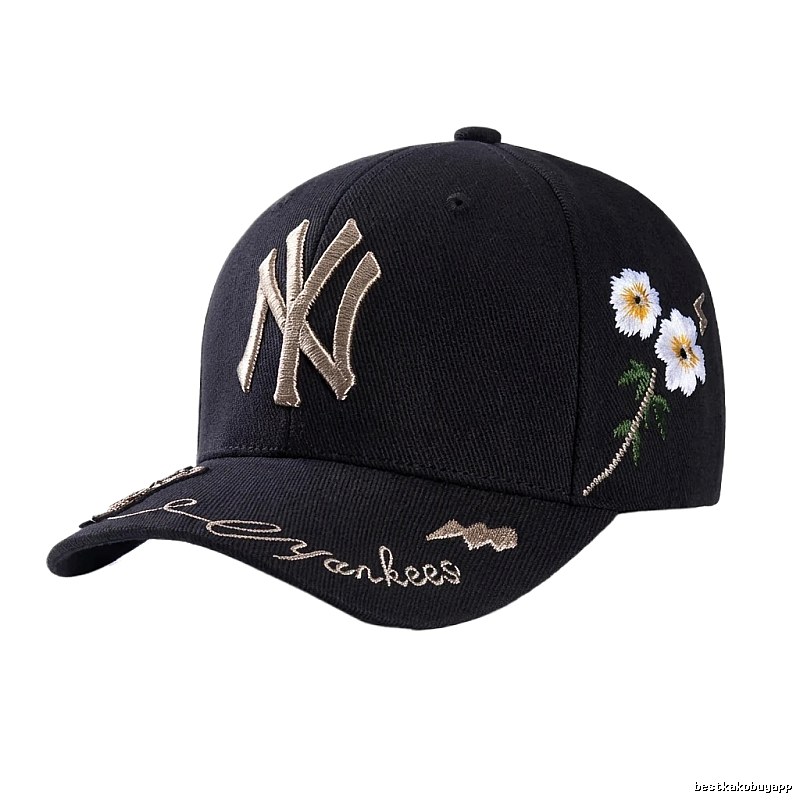 Embroidered style black cap of the MLB Yankees team.
