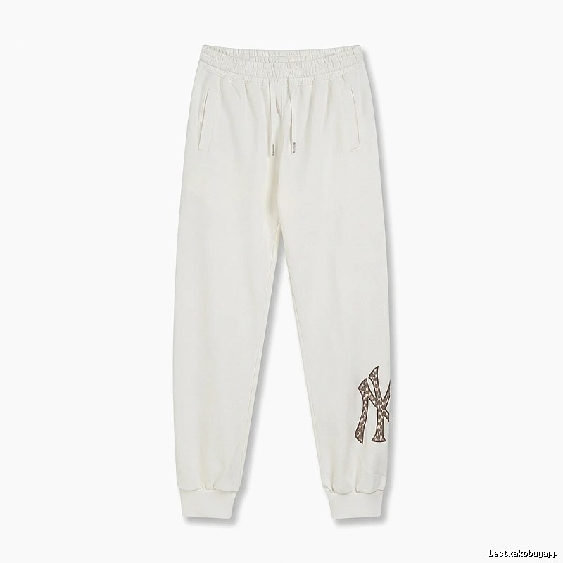 Fashionable white sweatpants of the MLB New York Yankees