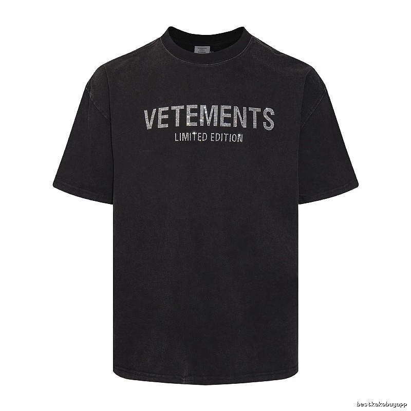 Logo Detail Statement graphic T-shirt Black Colorful Lucky with Relaxed Feel