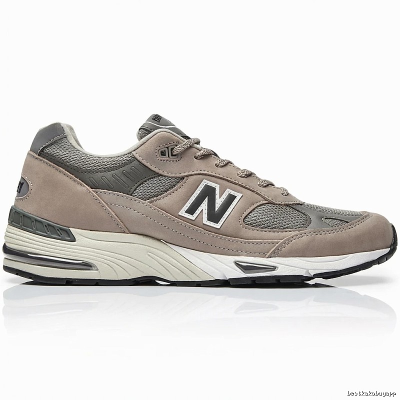 New Balance retro - style grey sports shoes