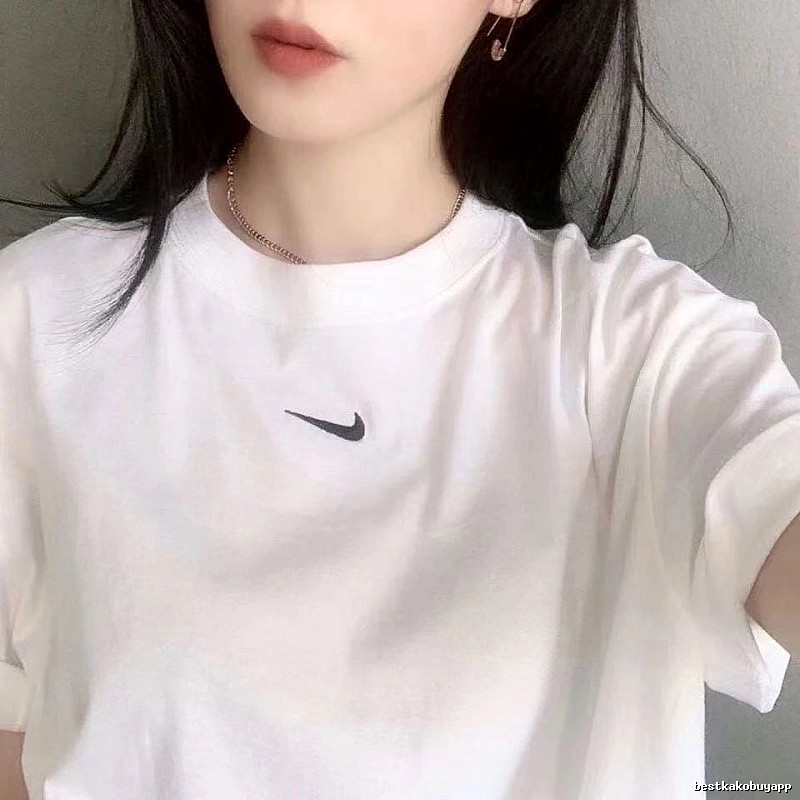 Nike Center Swoosh Logo Detail White Hang Tag Swoosh T-Shirt Travel Styling