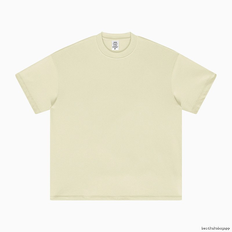 Patterned Plain white T-shirt Minimal White Short with Polished Detail