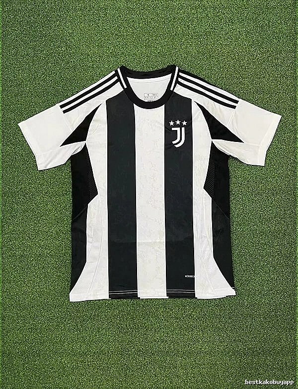 Real Madrid Daily Home soccer jersey White Real Madrid with Visual Detail